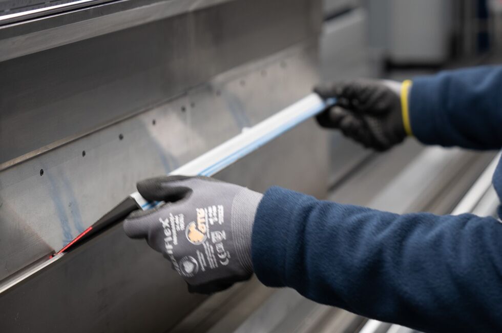 Bild 1 - Maschinenbediener CNC-Abkantpressen (m/w/d)